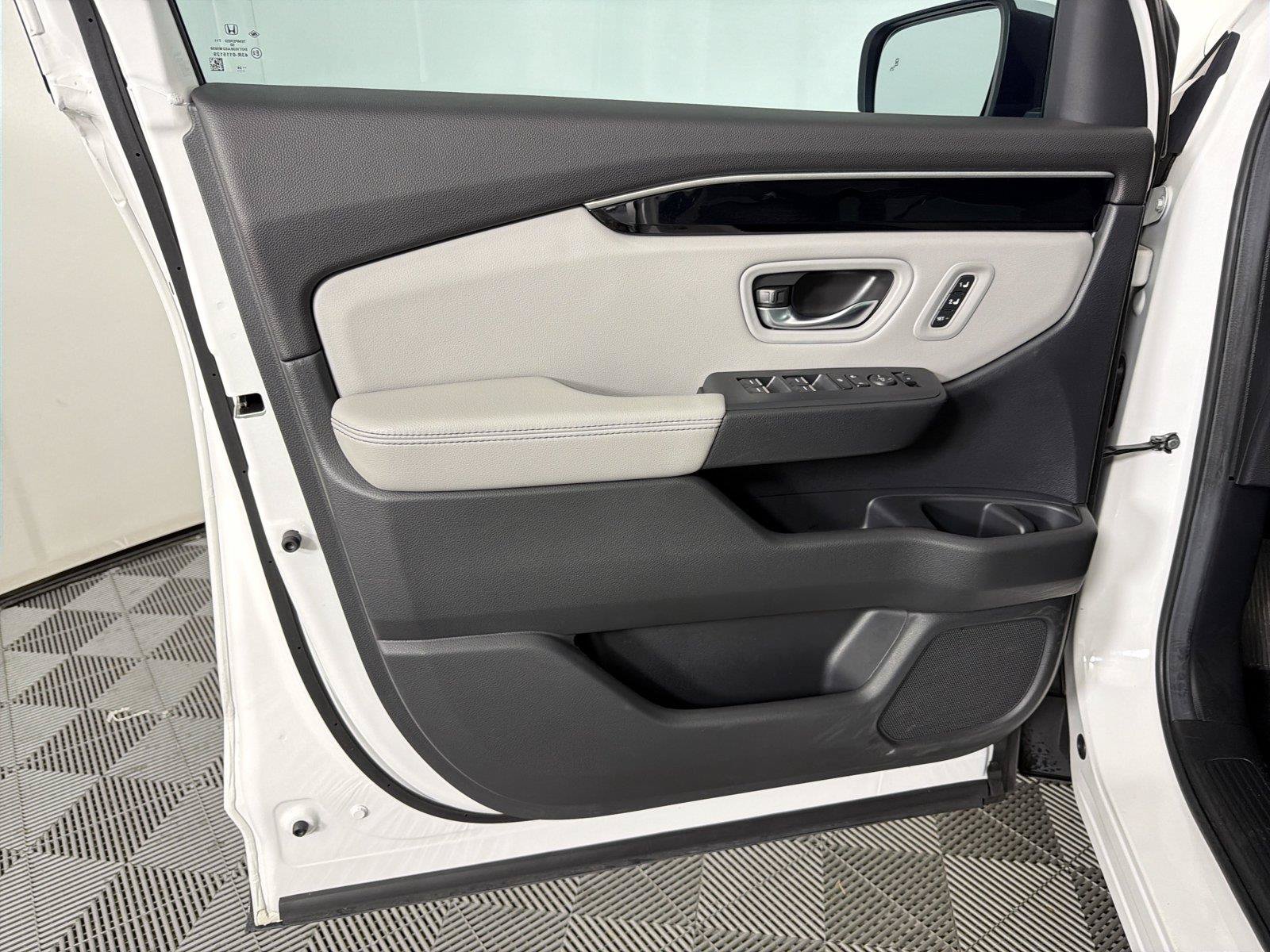 Used 2025 Honda Pilot EX-L image 8