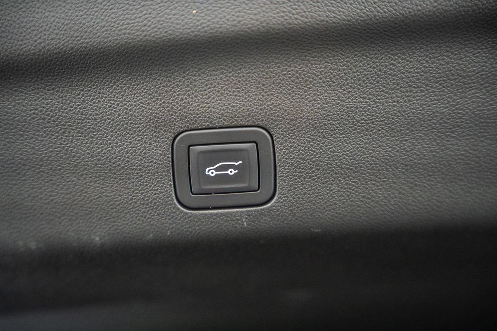 Used 2025 Chevrolet Suburban Z71 AWD/4WD image 11