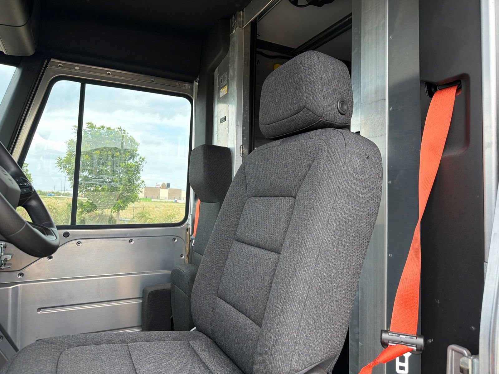 Used 2024 Chevrolet Brightdrop 400 w/ Commercial Equipment Package AWD/4WD image 9