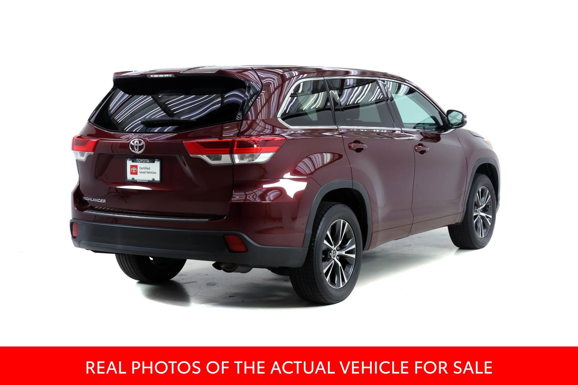 Used 2018 Toyota Highlander LE FWD image 2