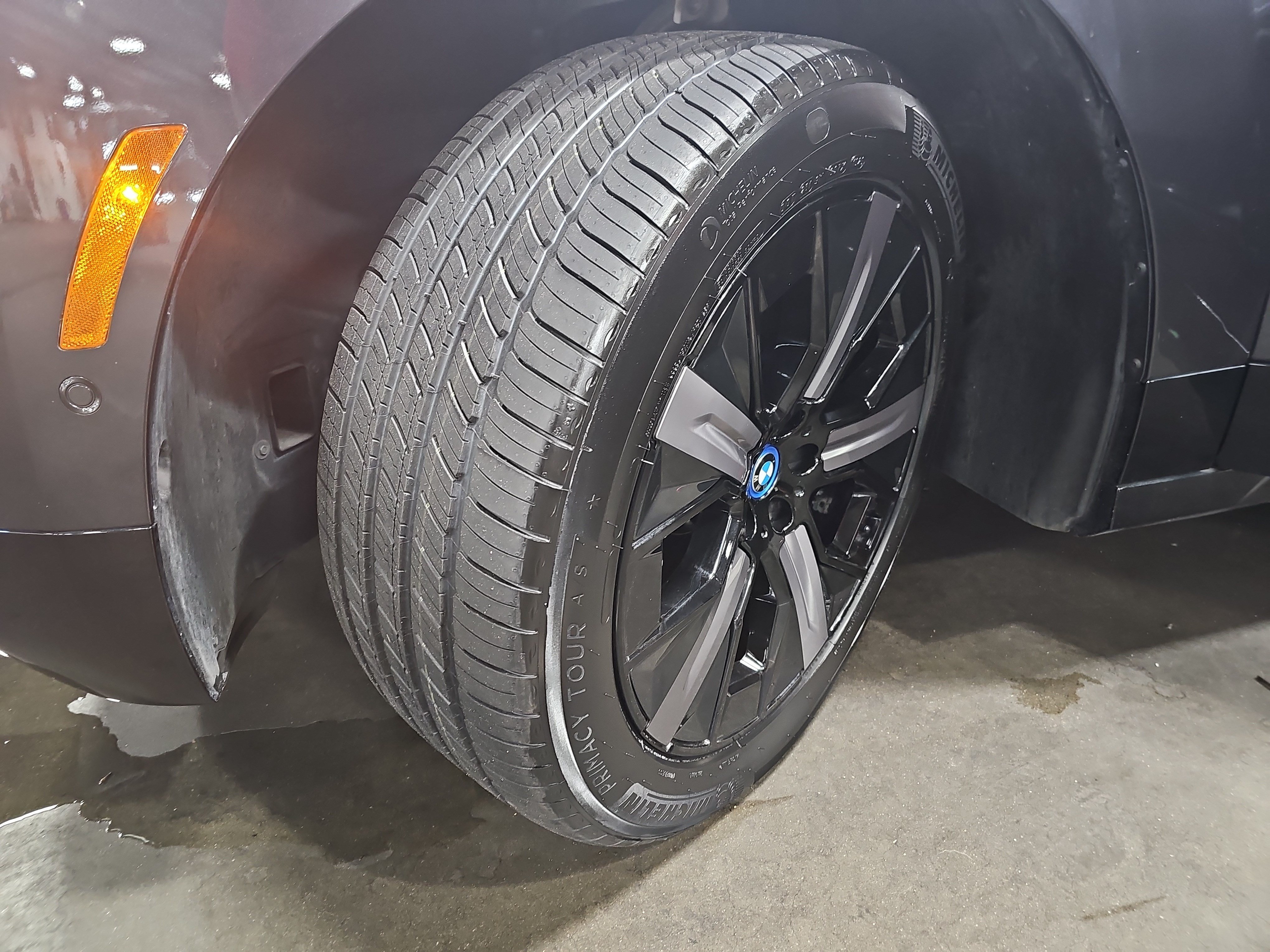Used 2024 BMW iX xDrive50 w/ Premium Package AWD/4WD image 31