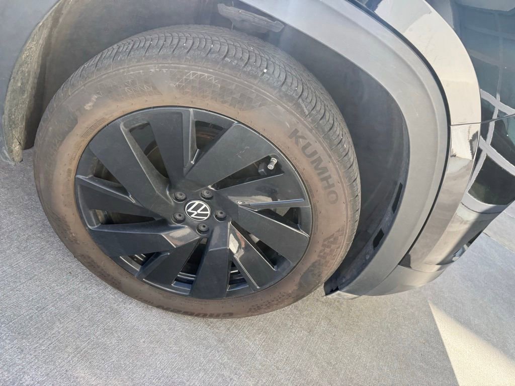 Used 2024 Volkswagen Atlas SE w/ Black Wheel Package image 4