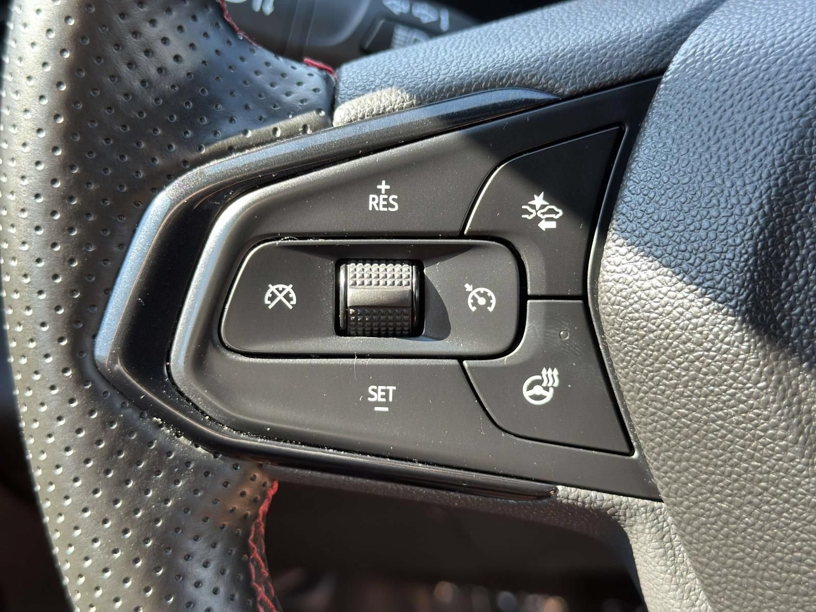 Used 2025 Chevrolet Trax RS w/ Driver Confidence Package FWD image 17