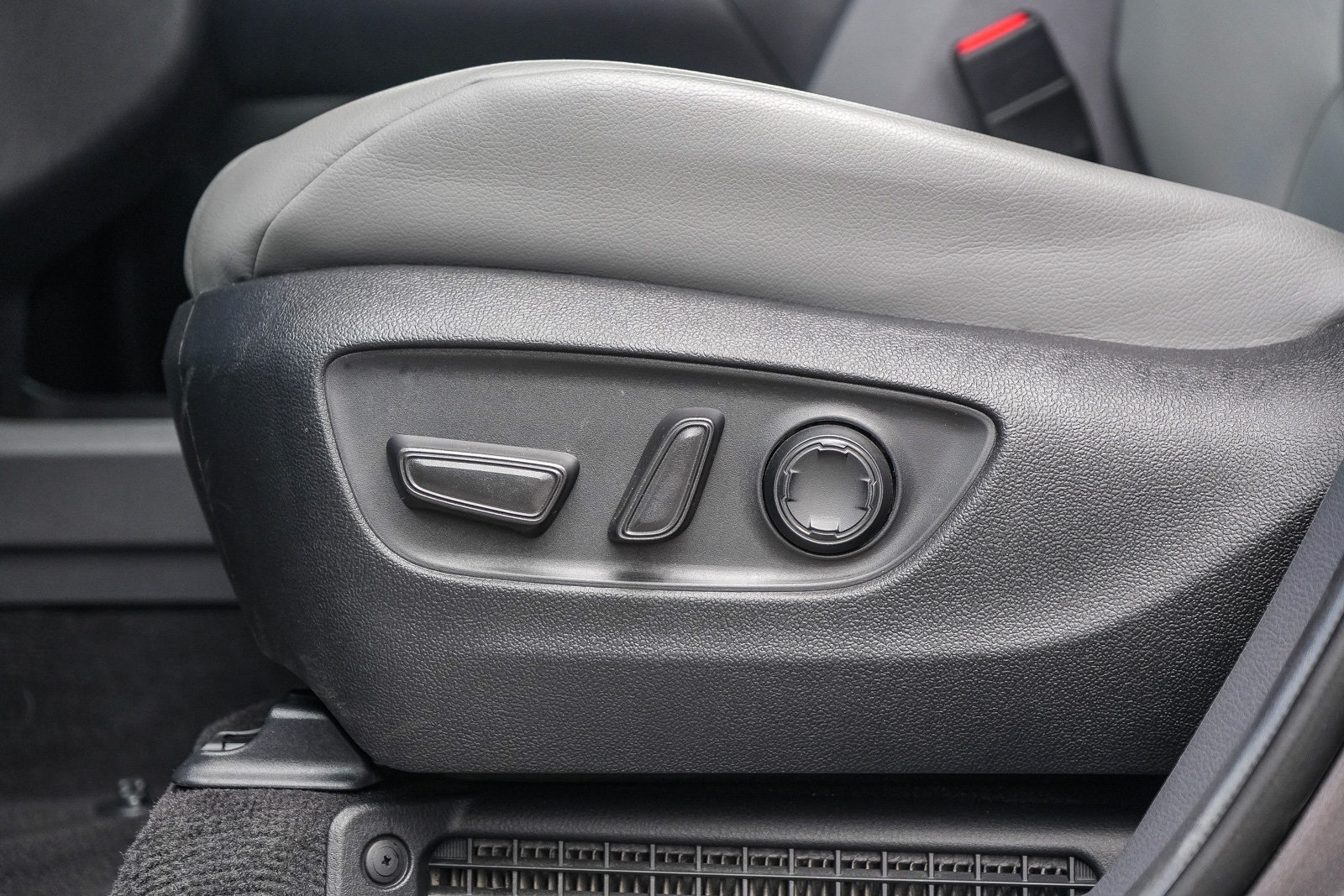 Used 2024 Toyota Sienna XLE FWD image 21