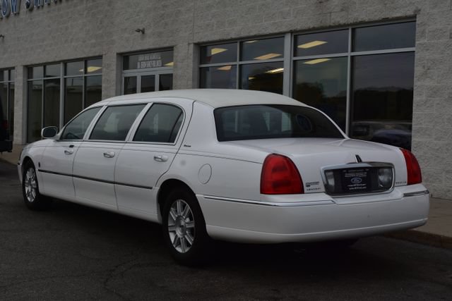 Used 2008 Lincoln Town Car Executive RWD image 8