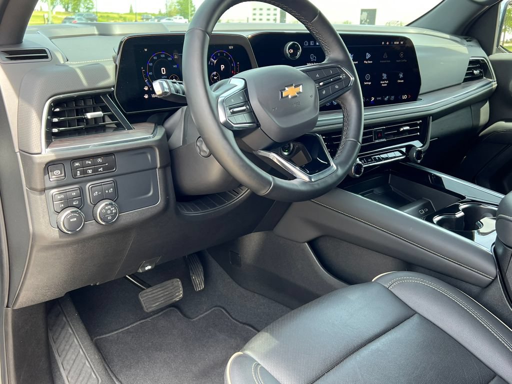 Used 2025 Chevrolet Suburban Premier AWD/4WD image 21