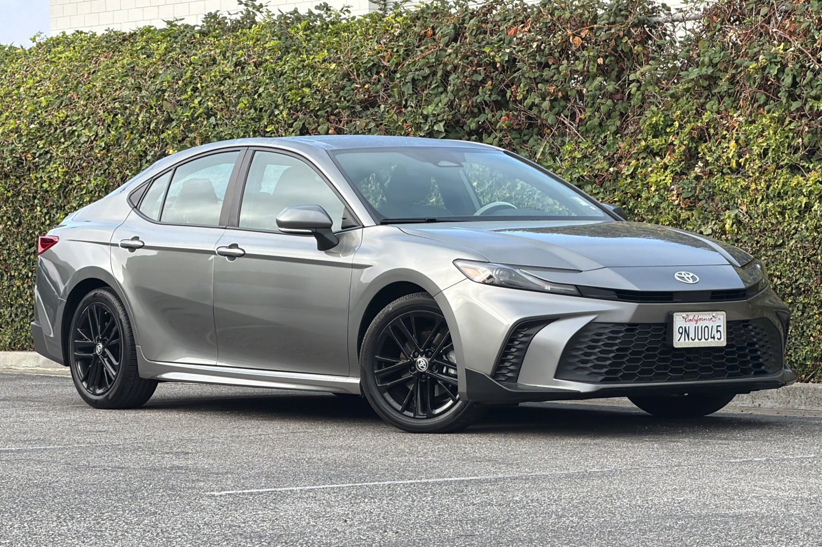 Used 2025 Toyota Camry SE w/ Convenience Package FWD image 2