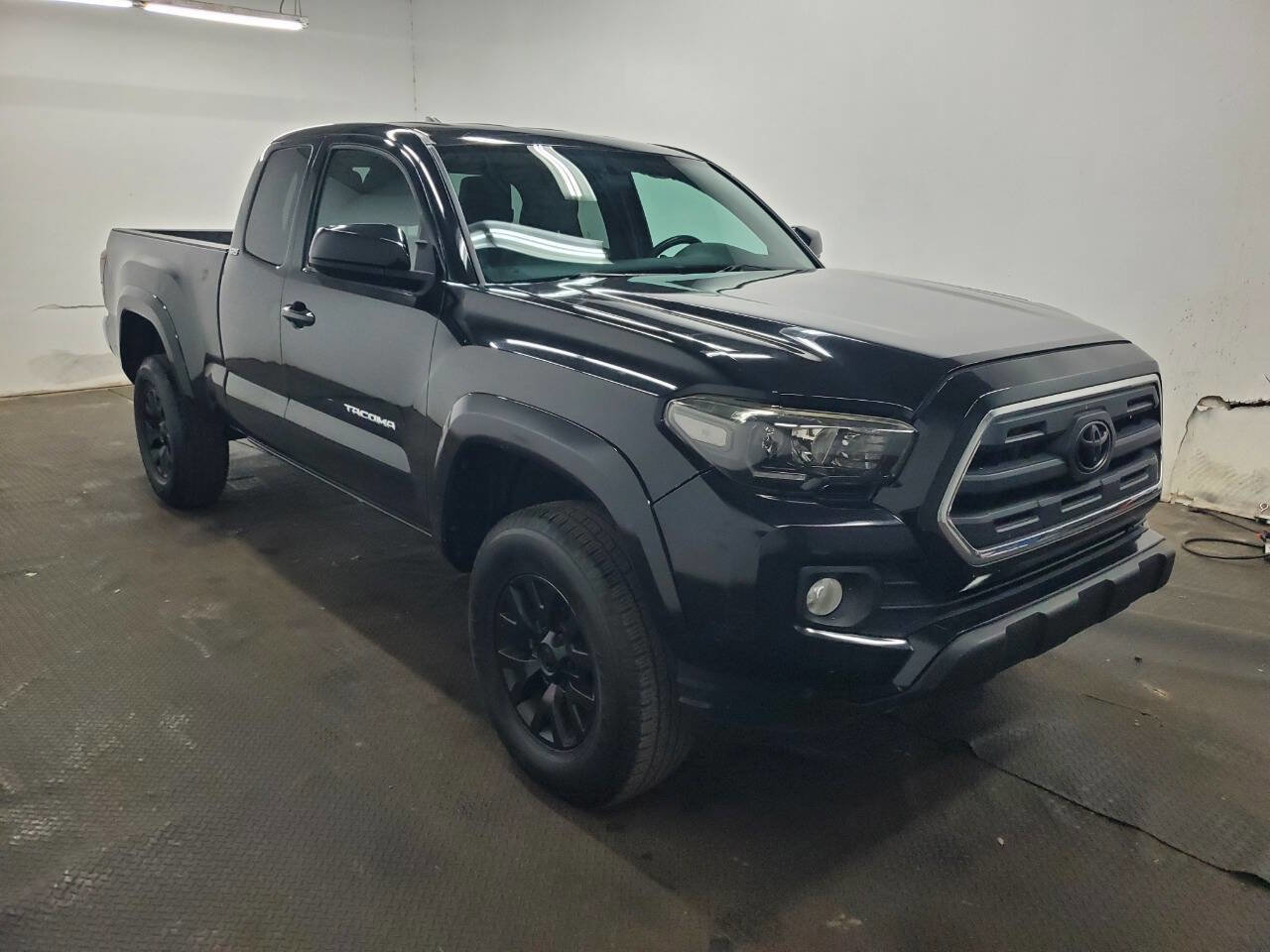 Used 2016 Toyota Tacoma SR5 AWD/4WD image 3