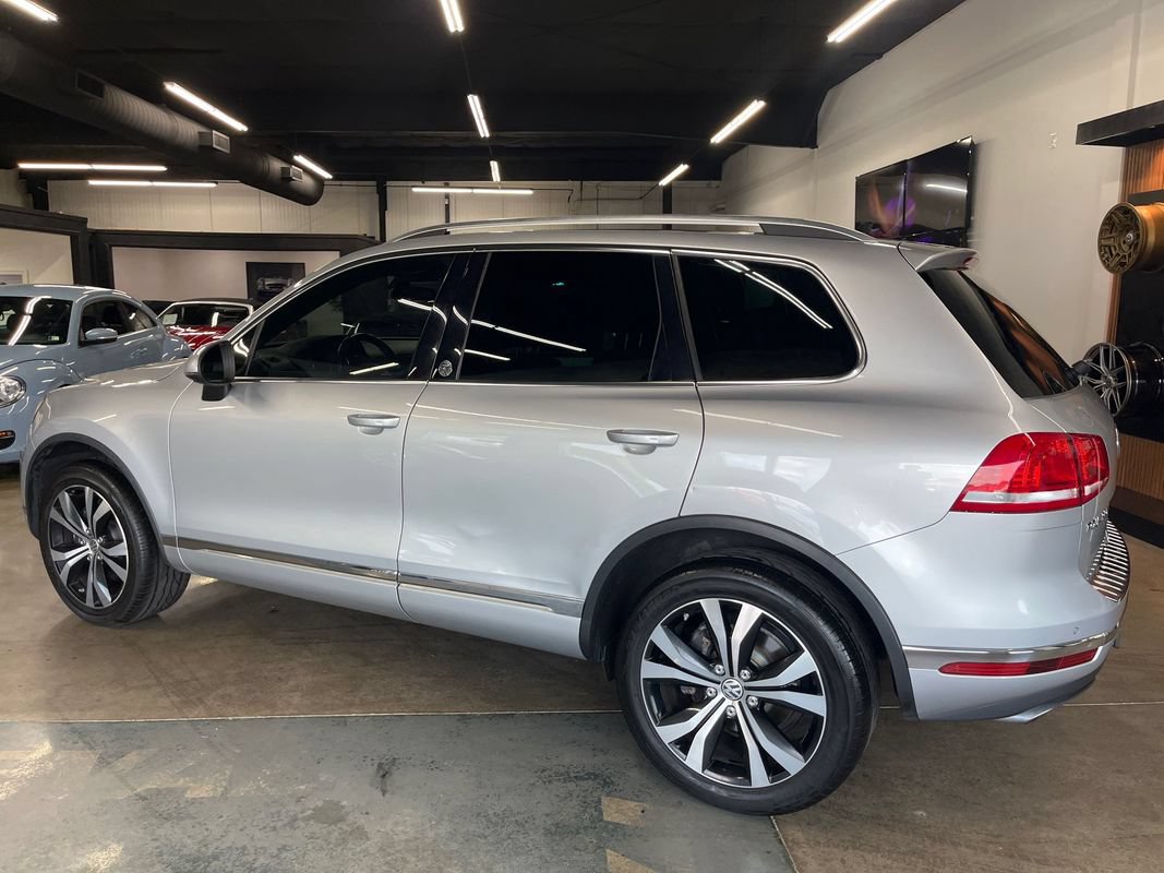 Used 2017 Volkswagen Touareg Wolfsburg Edition AWD/4WD image 7