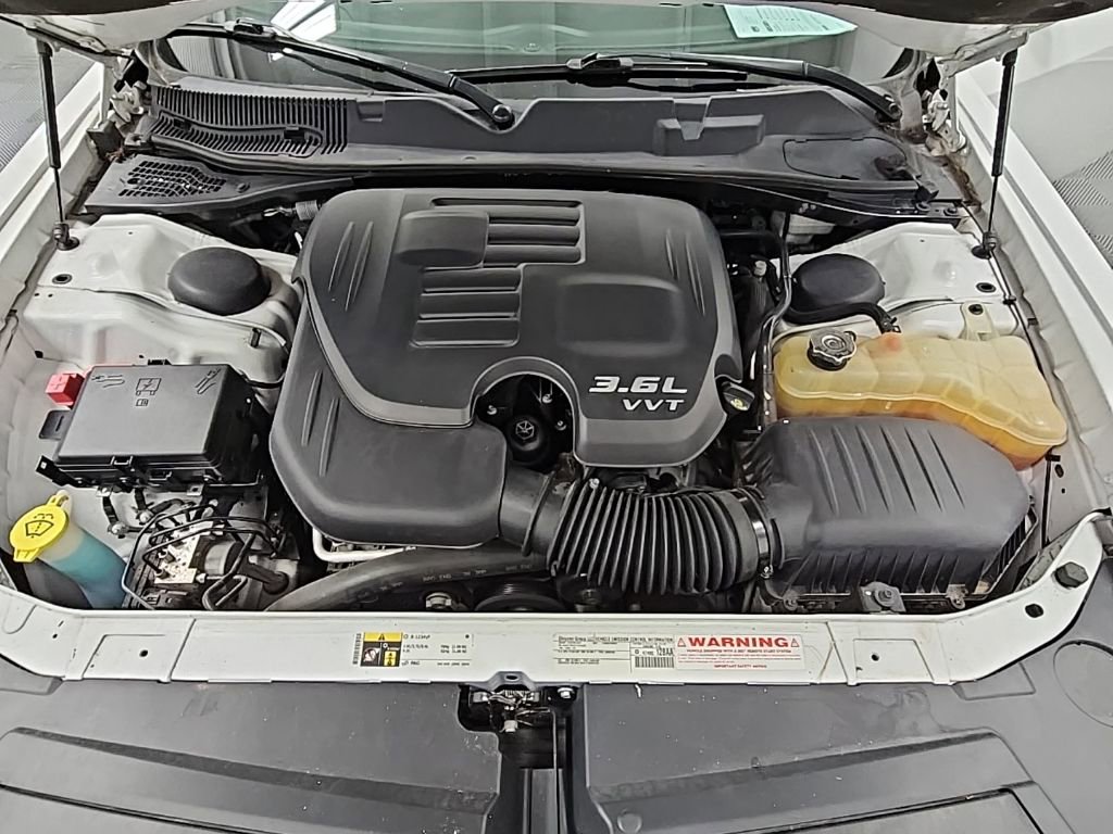 Used 2015 Dodge Challenger SXT image 33