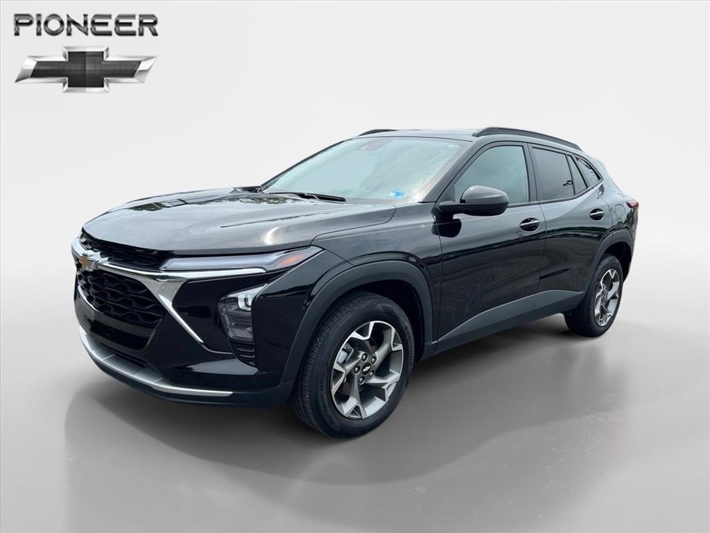Used 2025 Chevrolet Trax LT FWD image 1