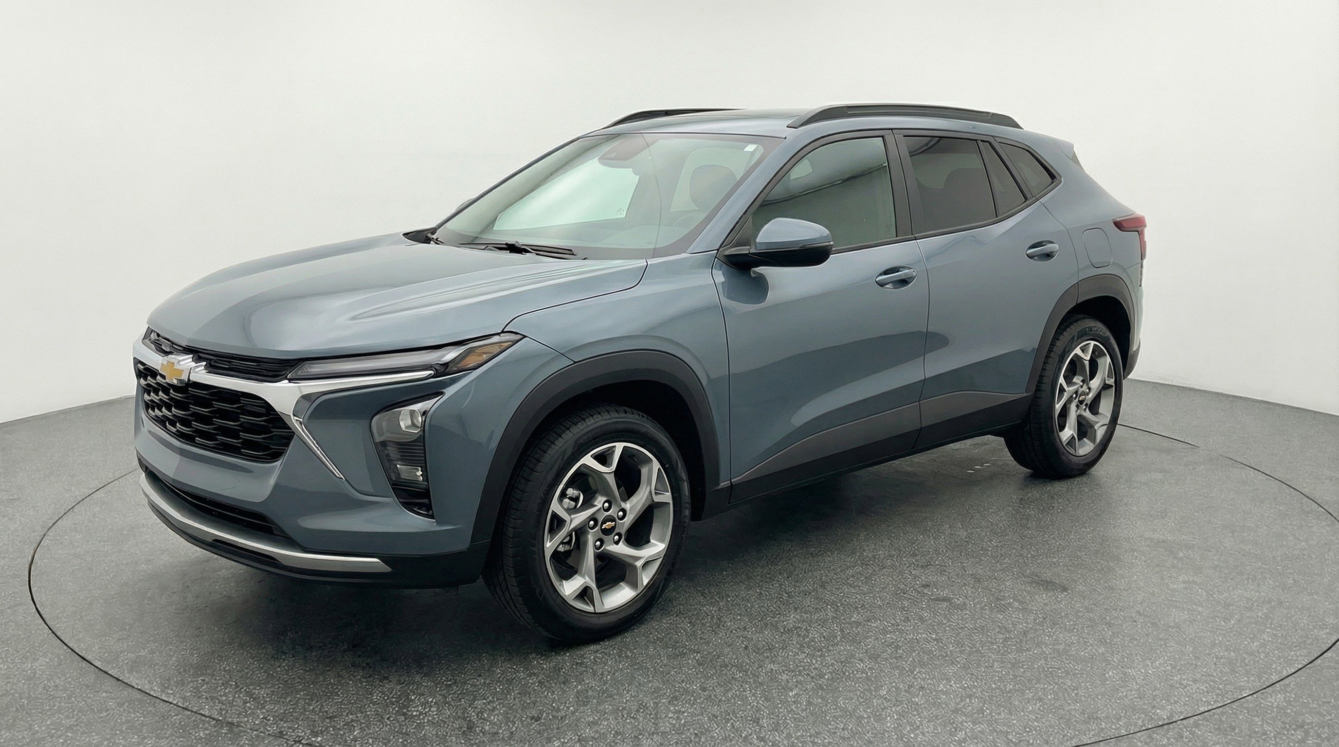 Used 2025 Chevrolet Trax LT FWD image 3