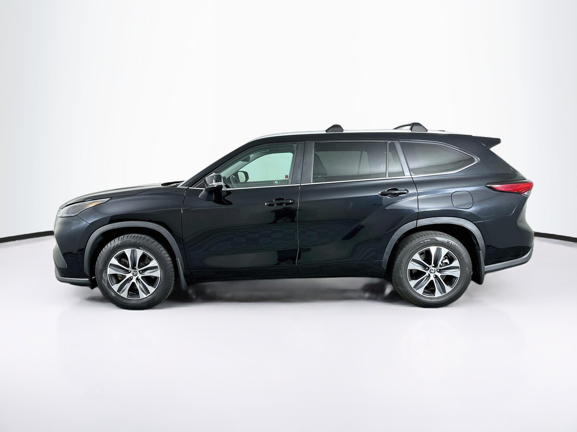 Used 2023 Toyota Highlander XLE FWD image 4
