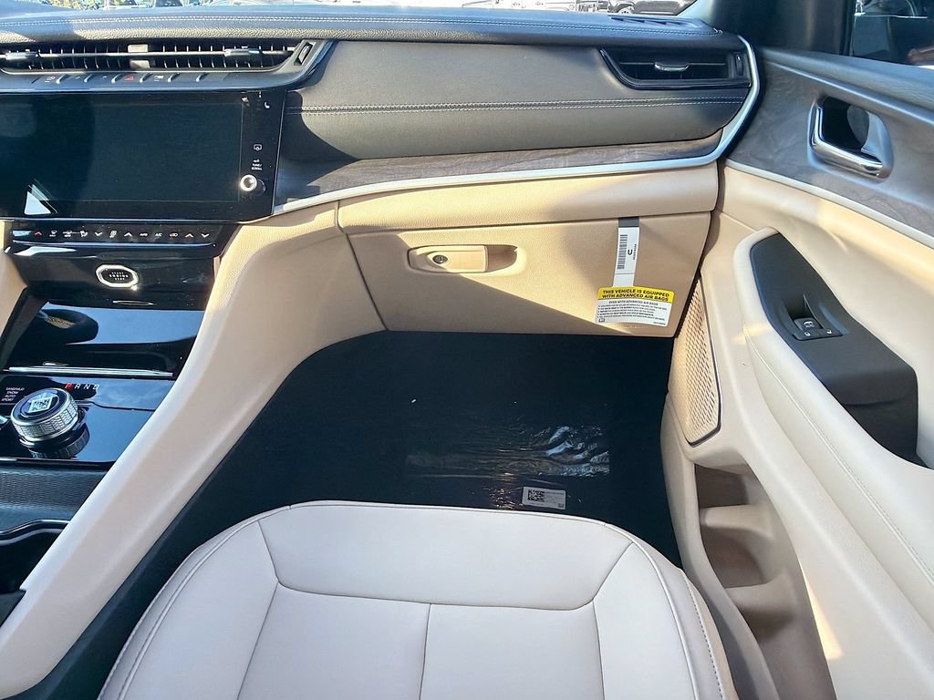 New 2026 Jeep Grand Cherokee L Limited w/ Limited Altitude Package AWD/4WD image 18