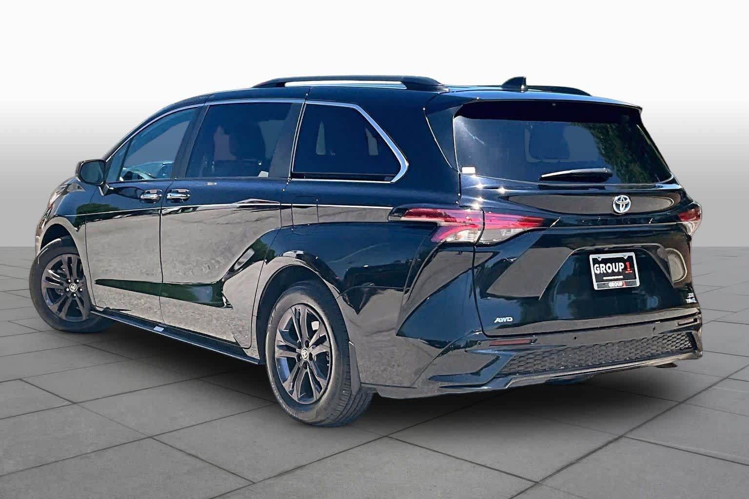 Used 2024 Toyota Sienna XSE w/ XSE Plus Package AWD/4WD image 12