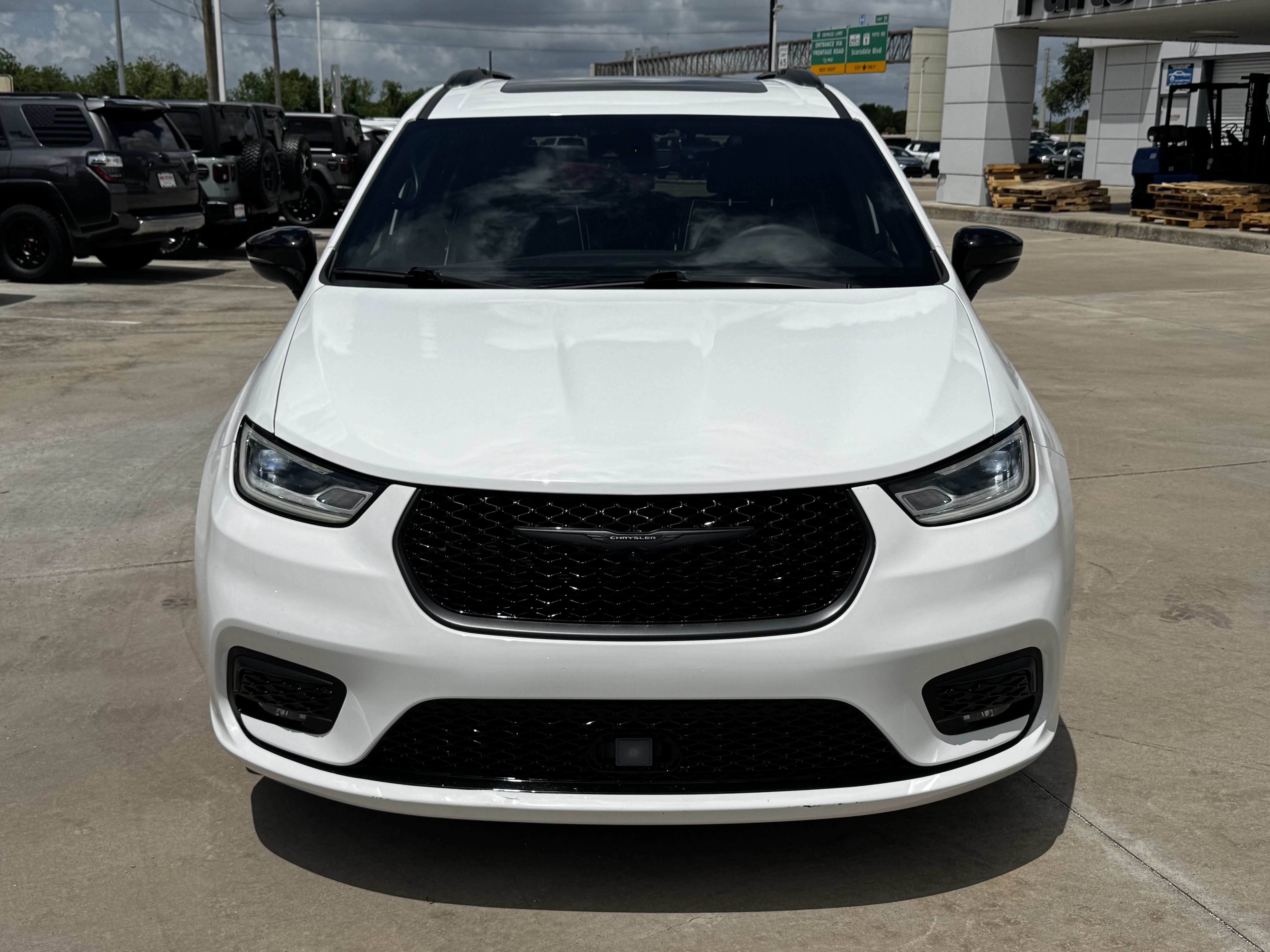 Used 2025 Chrysler Pacifica Limited FWD image 3