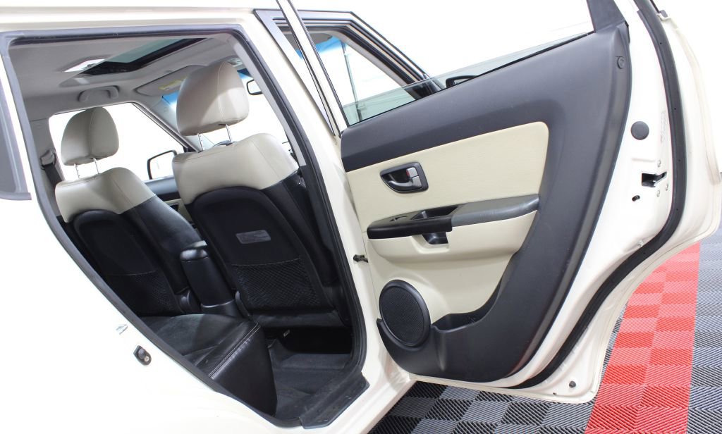 Used 2011 Kia Soul ! FWD image 17