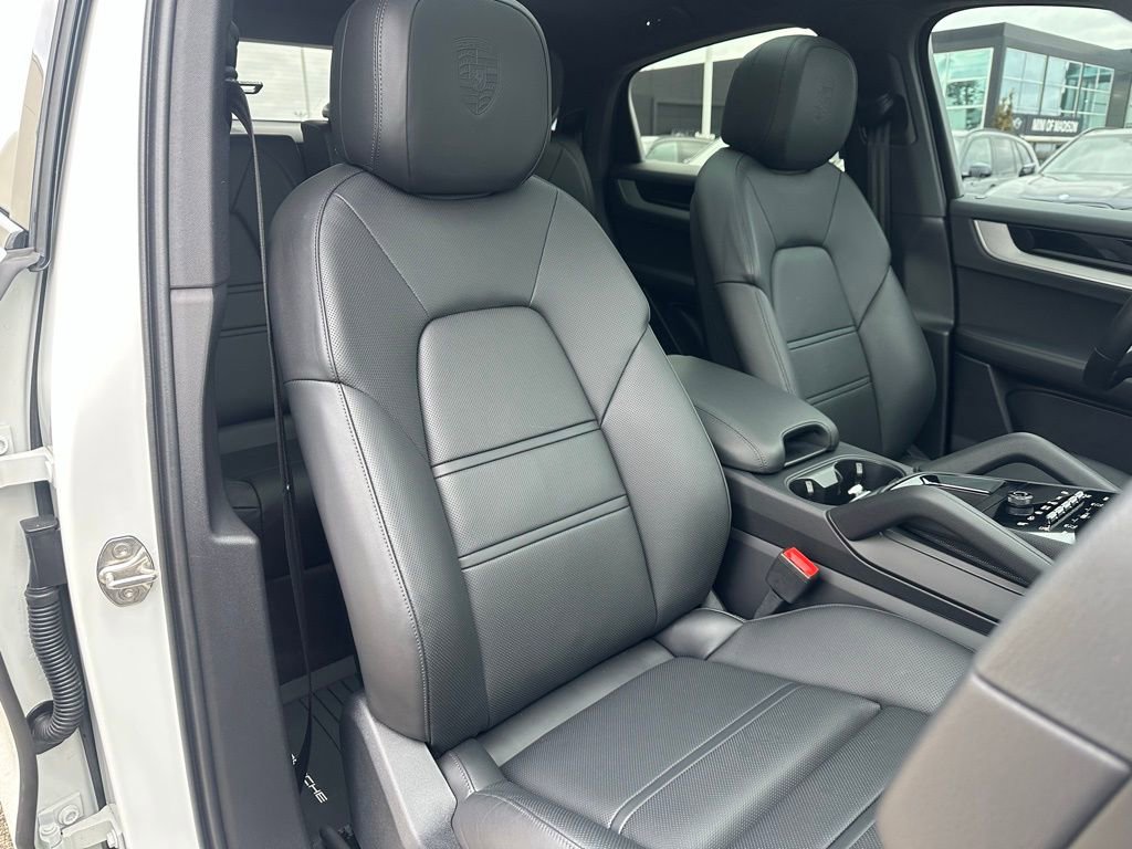 Used 2025 Porsche Cayenne Coupe image 21