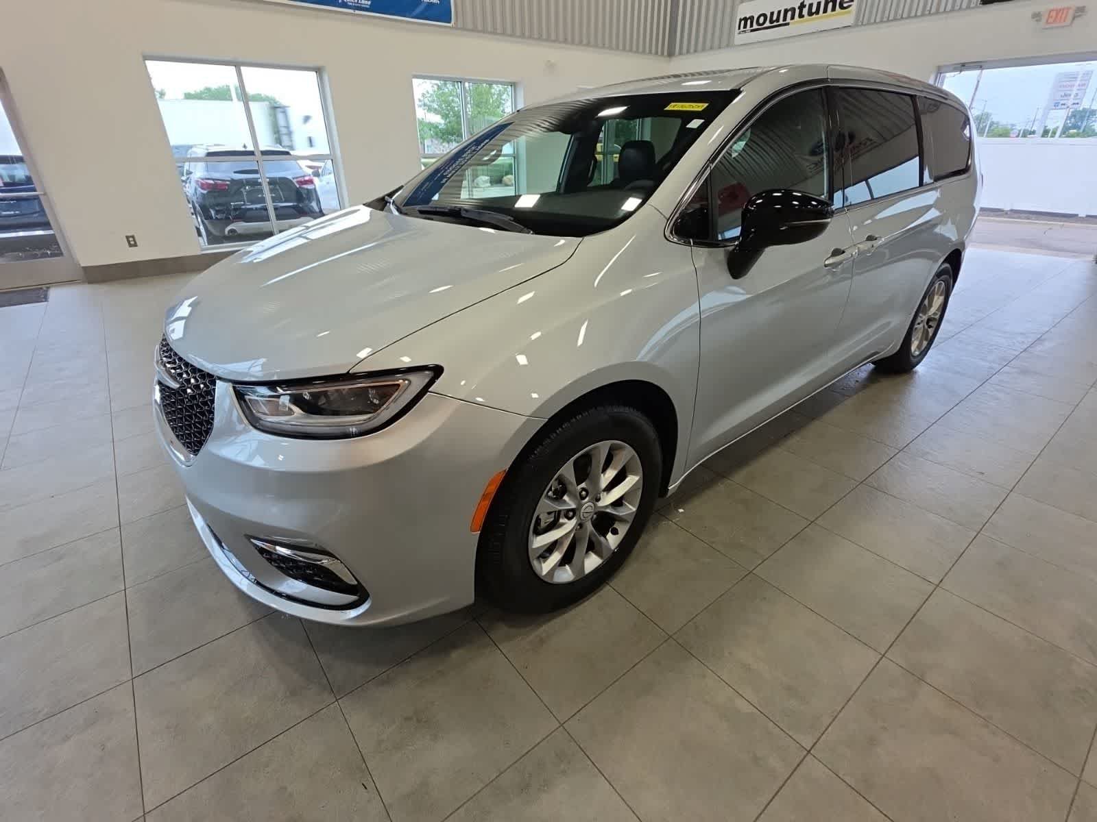 Used 2026 Chrysler Pacifica Limited