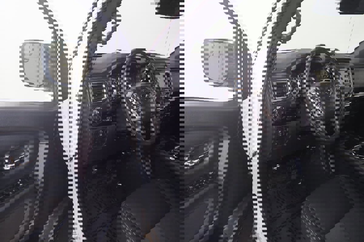 Used 2019 Nissan Titan SV w/ SV Convenience Package image 44