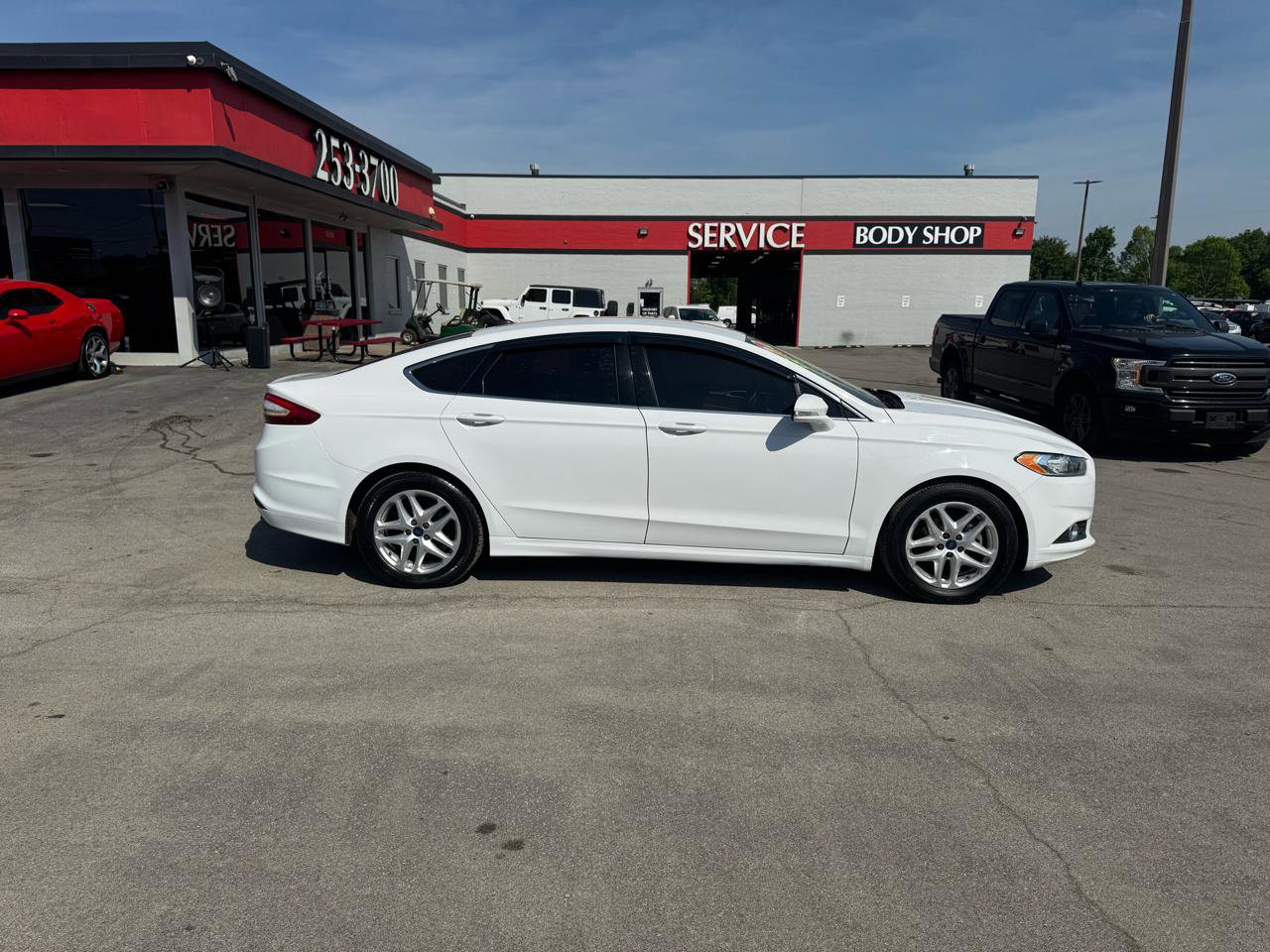 Used 2016 Ford Fusion SE w/ Equipment Group 202A FWD image 2