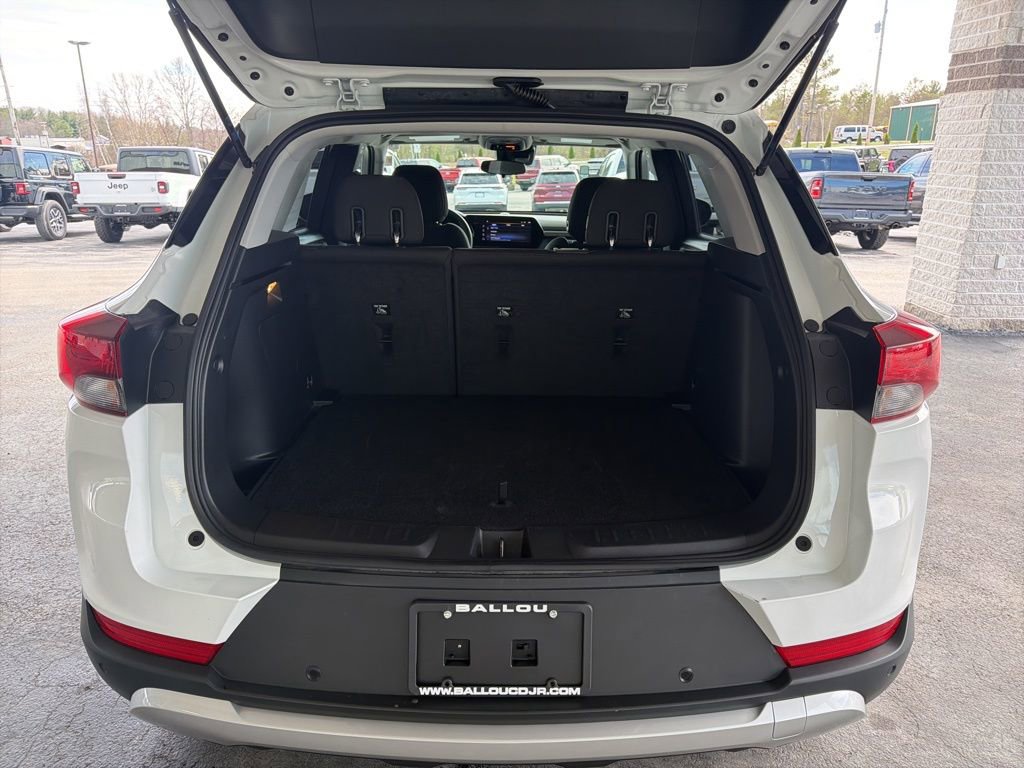 Used 2025 Chevrolet TrailBlazer LT w/ Driver Confidence Package image 10