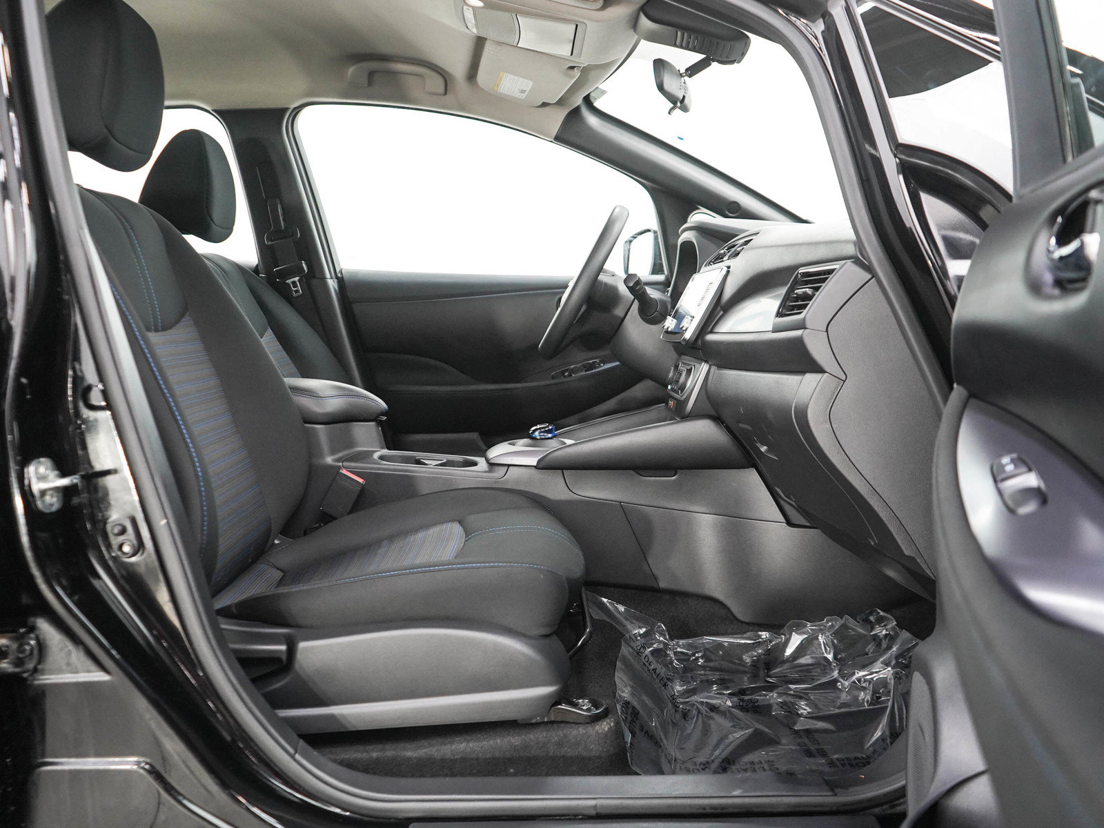 Used 2025 Nissan Leaf S FWD image 11