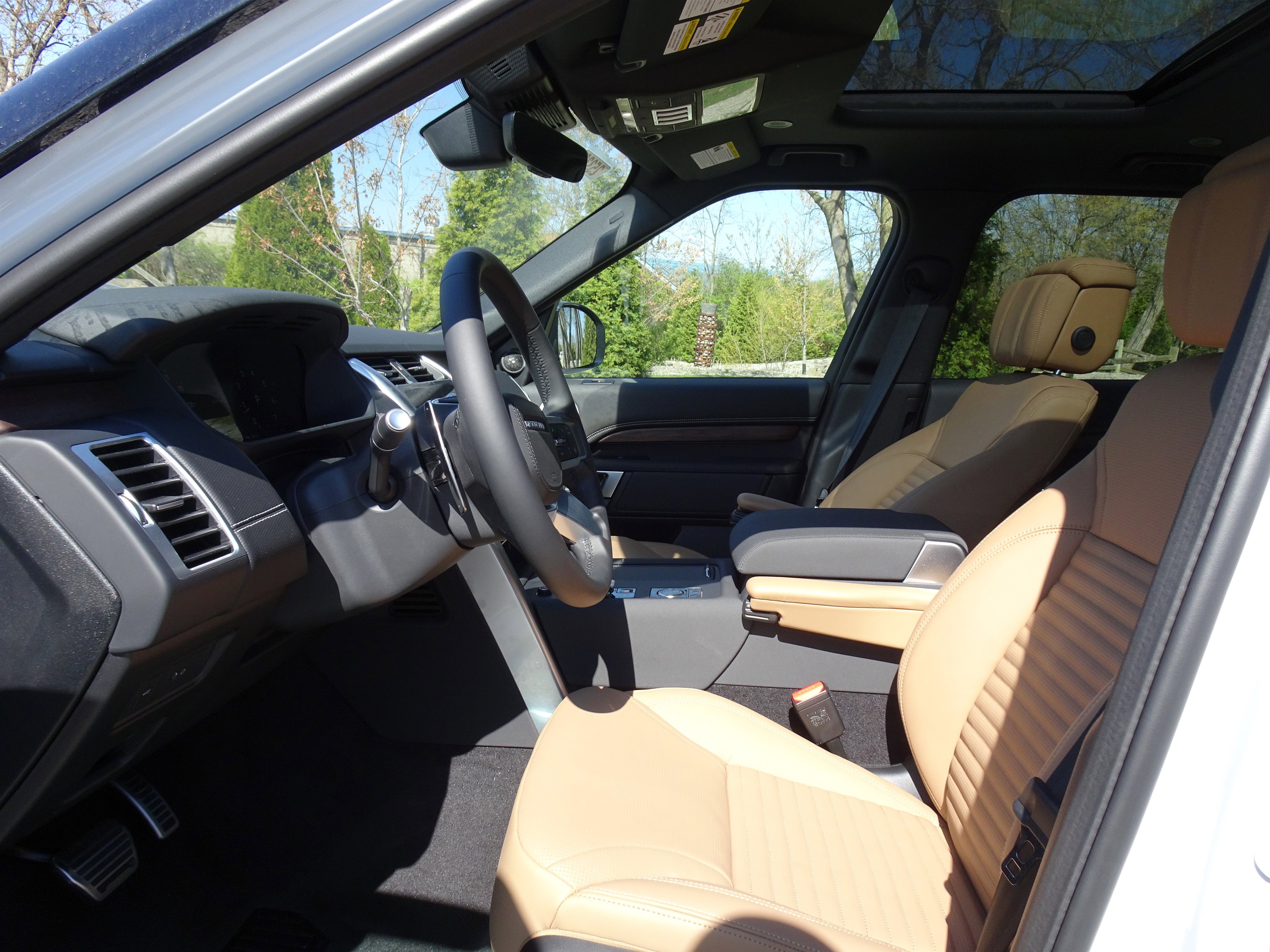 New 2025 Land Rover Discovery Dynamic SE image 16