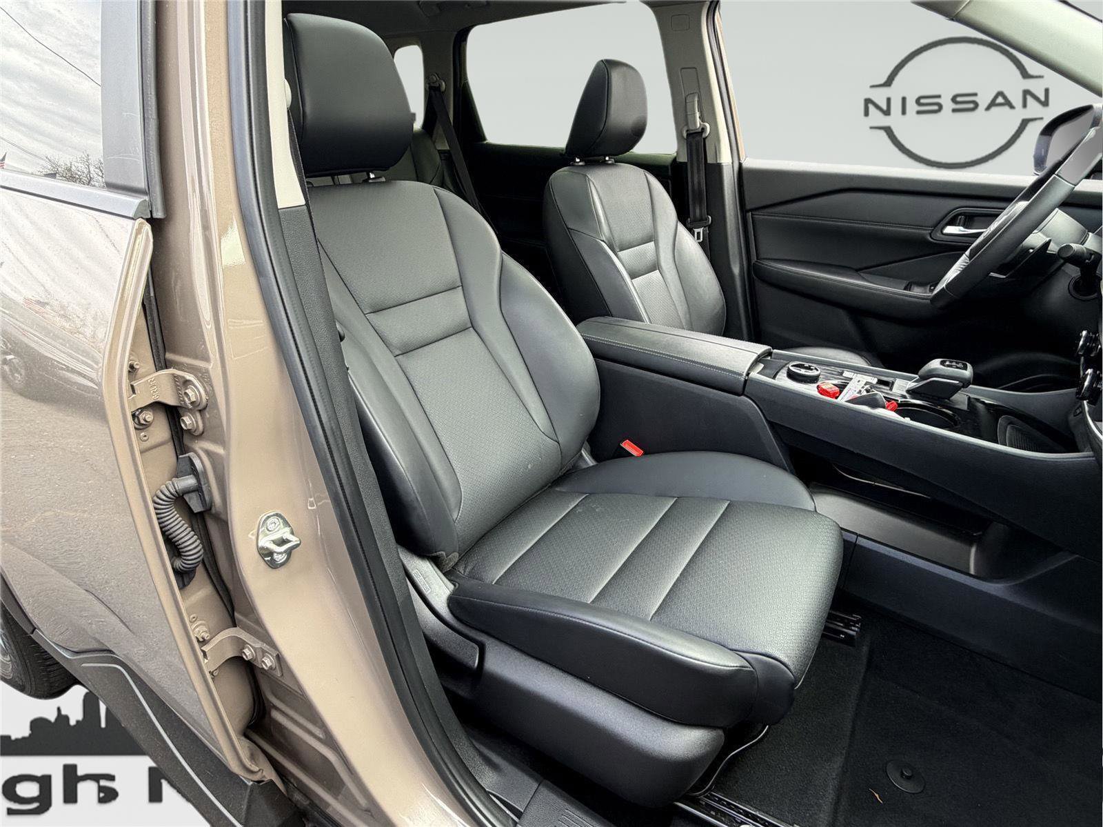 Used 2024 Nissan Rogue SV w/ SV Premium Package image 30