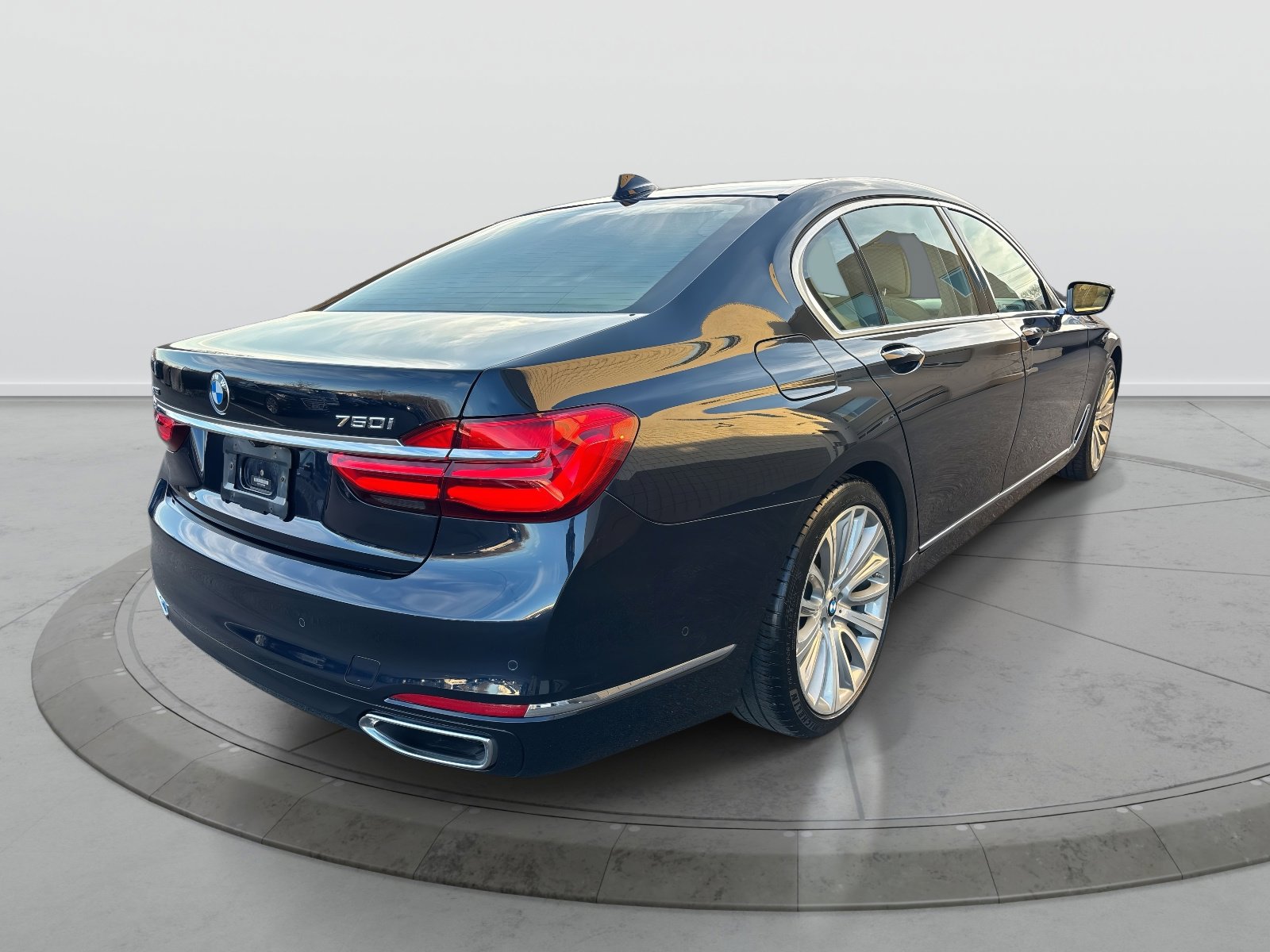 Used 2018 BMW 750i xDrive image 5