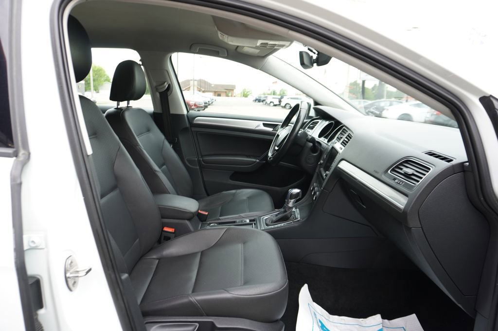 Used 2016 Volkswagen e-Golf SEL Premium w/ Driver Assistance Package FWD image 9