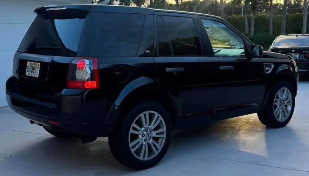 Used 2010 Land Rover LR2 HSE image 4