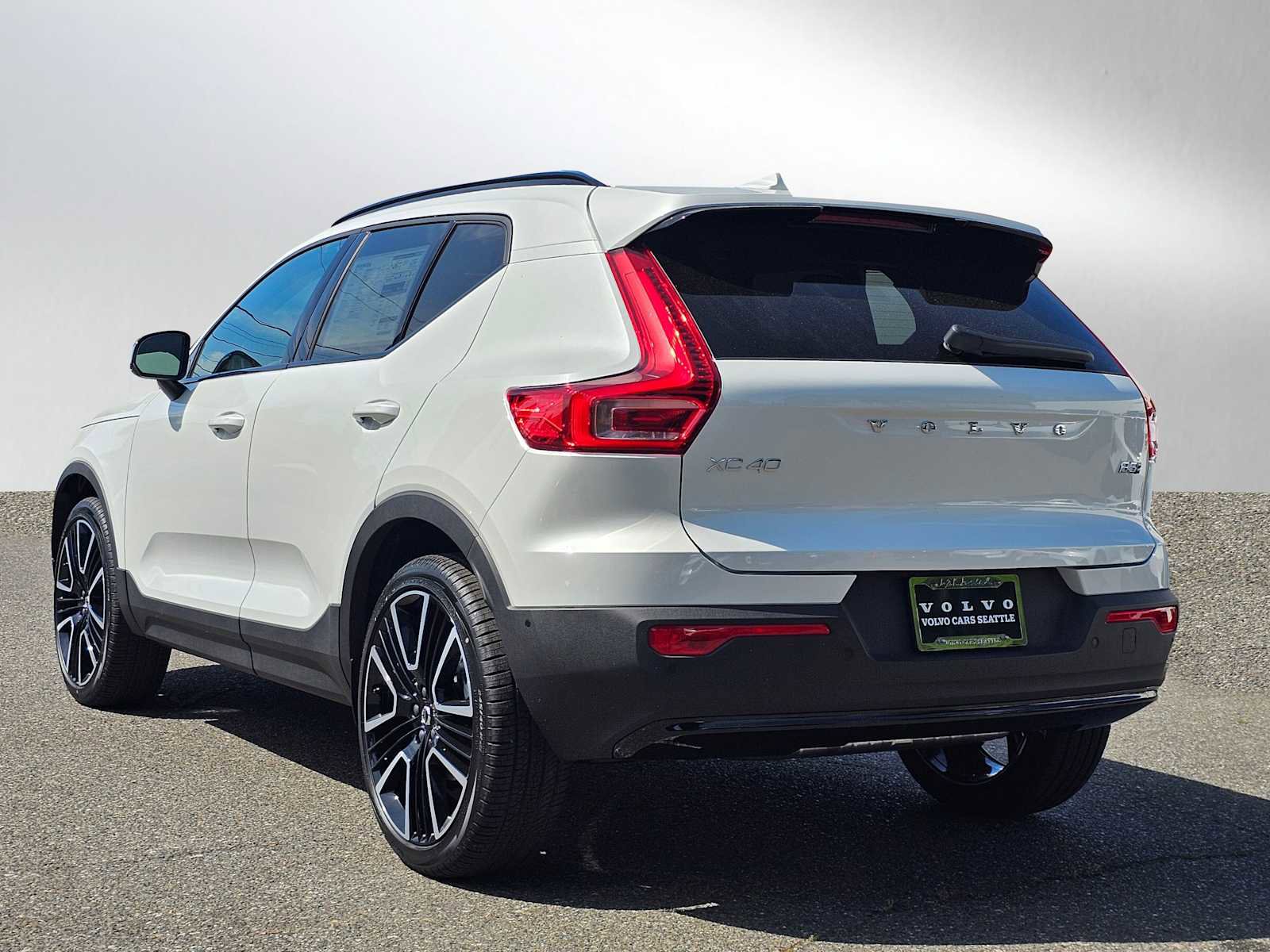 New 2025 Volvo XC40 B5 Ultra w/ Protection Package Premier image 5