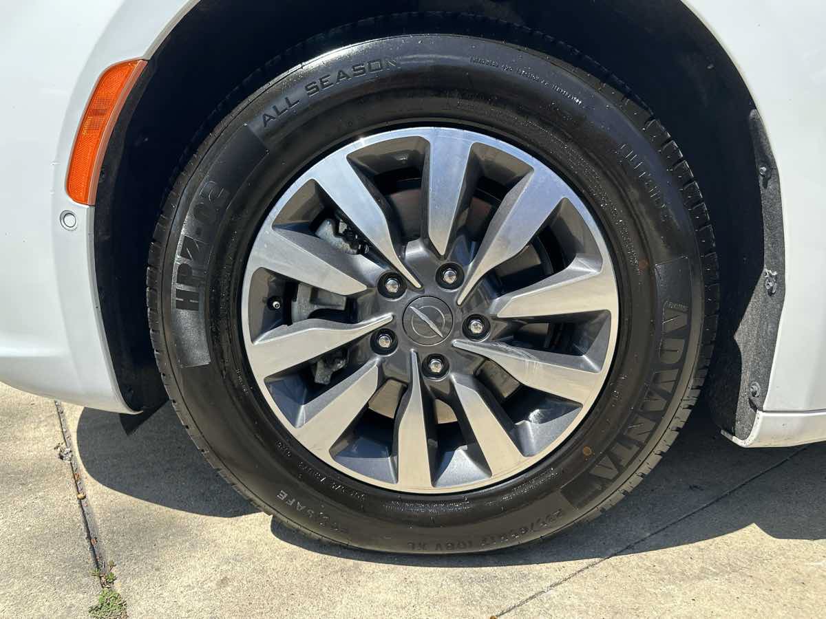 Used 2021 Chrysler Pacifica Touring-L FWD image 9