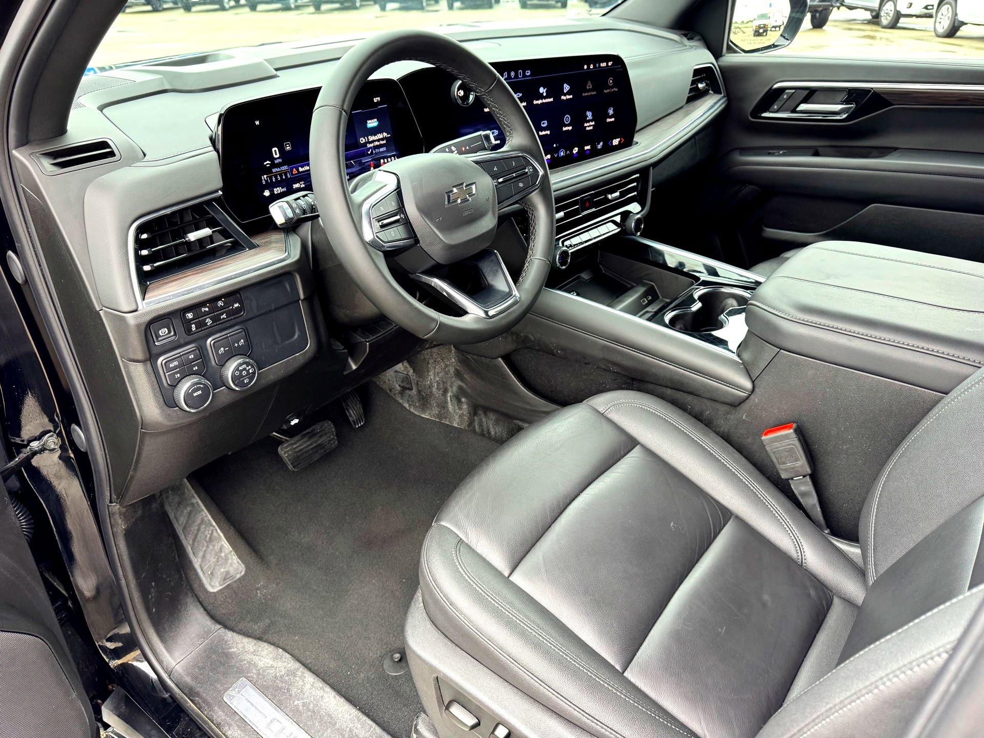 Used 2025 Chevrolet Suburban Z71 AWD/4WD image 12