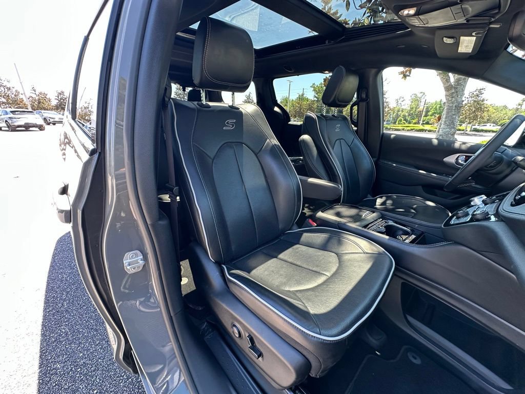 Used 2025 Chrysler Pacifica Limited FWD image 26