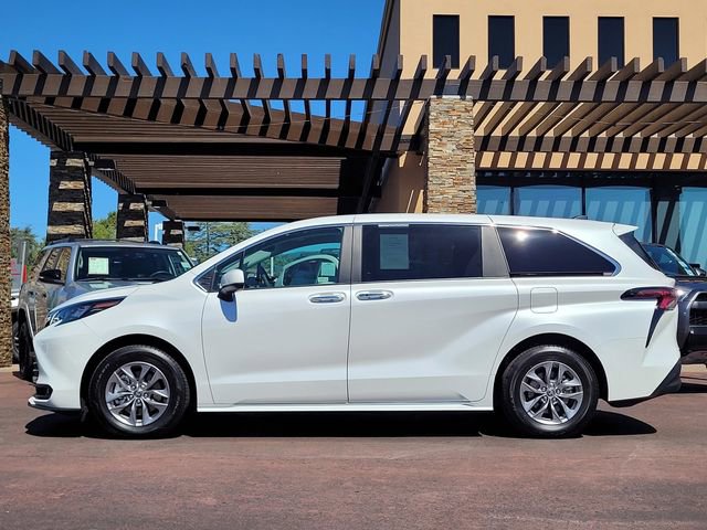 Used 2025 Toyota Sienna XLE image 9