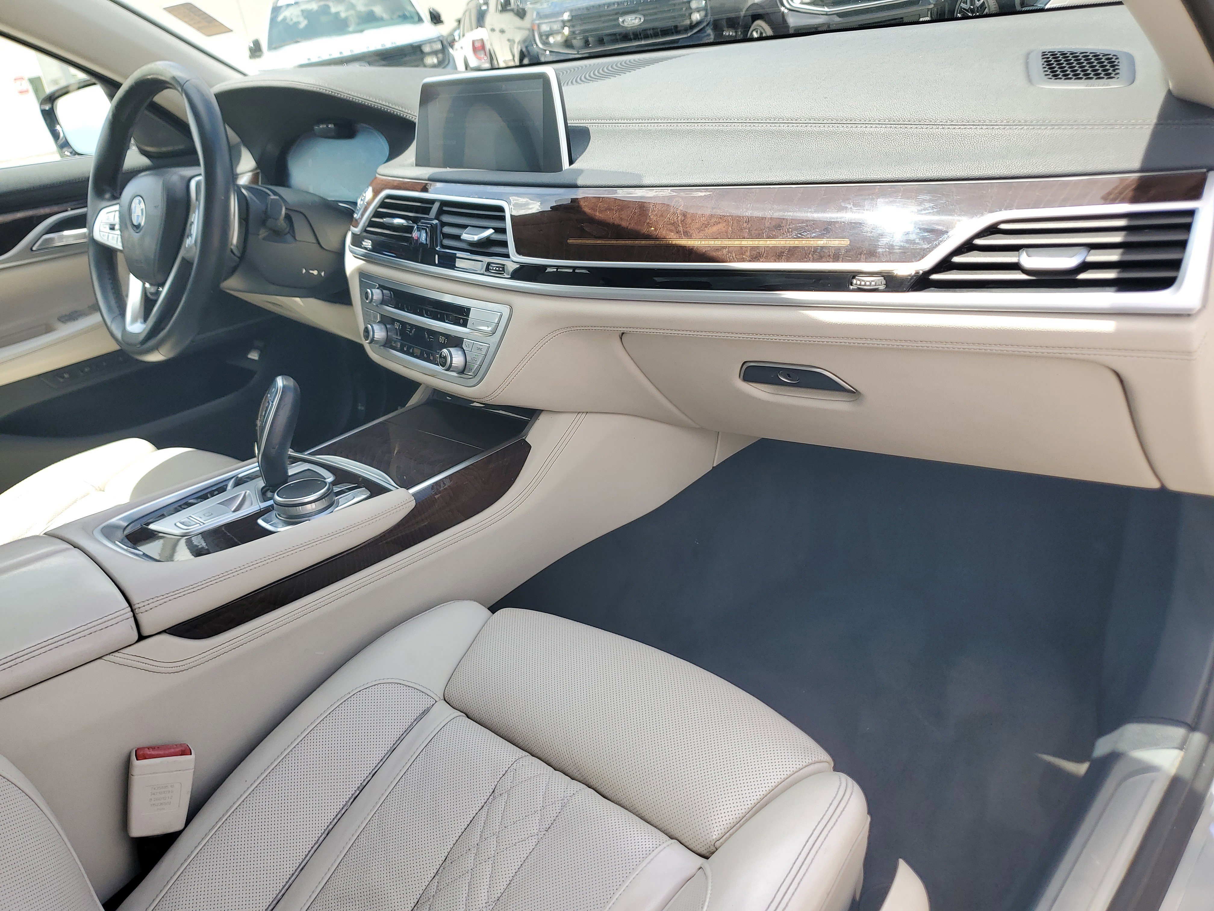 Used 2022 BMW 740i w/ Premium Package RWD image 18