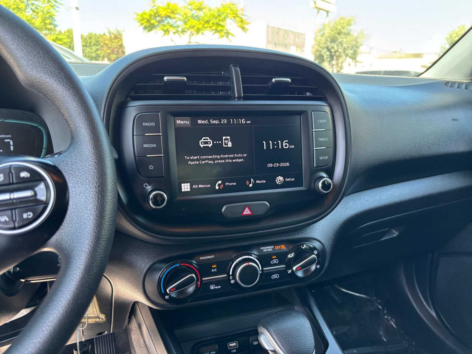 Used 2025 Kia Soul LX w/ LX Technology Package FWD image 16