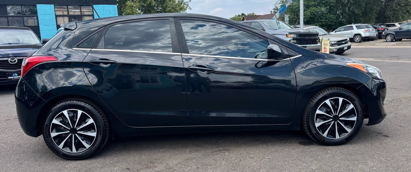Used 2017 Hyundai Elantra GT FWD image 2