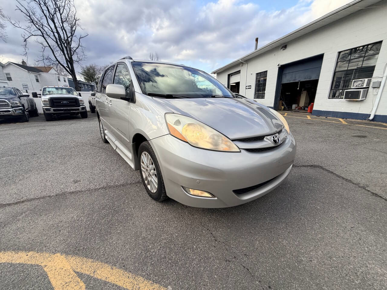 Used 2010 Toyota Sienna XLE Limited image 5
