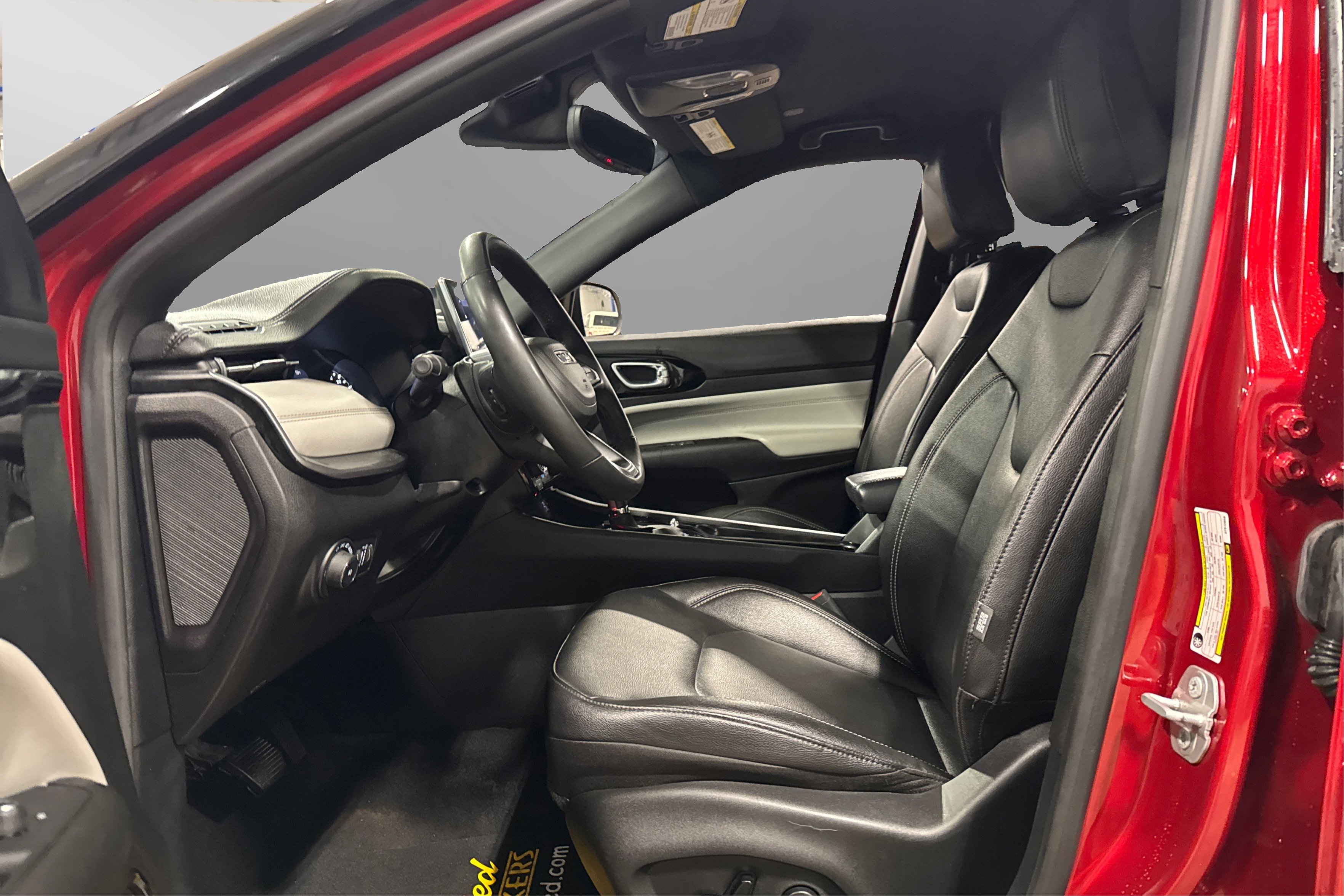Used 2025 Jeep Compass Limited image 17