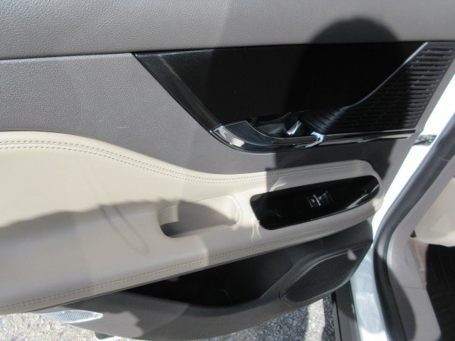 Used 2022 Lincoln Corsair Reserve w/ Elements Package FWD image 17