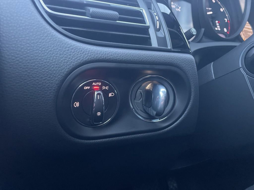 Certified 2025 Porsche Macan image 35