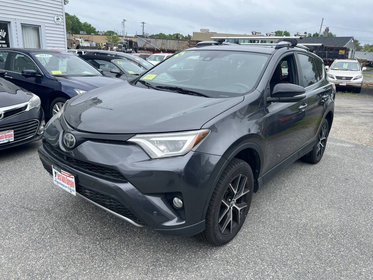 Used 2017 Toyota RAV4 SE image 3