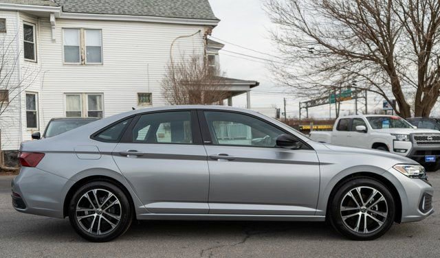 Used 2024 Volkswagen Jetta Sport image 5