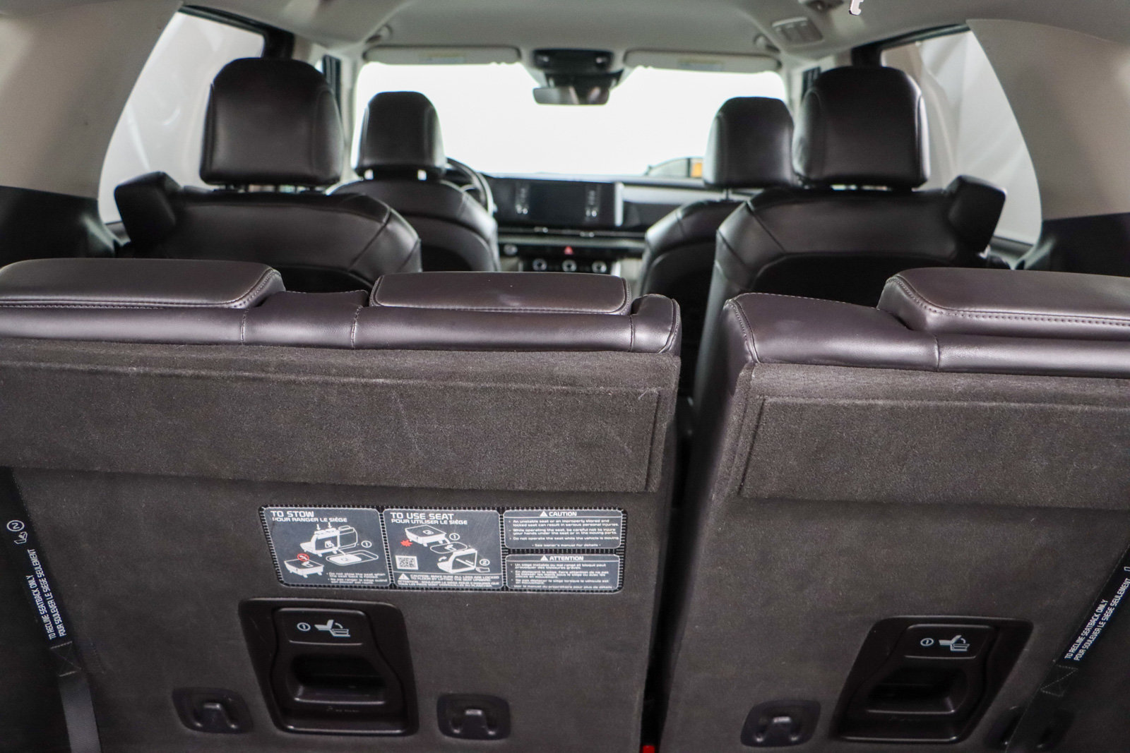 Used 2024 Kia Carnival LX image 30