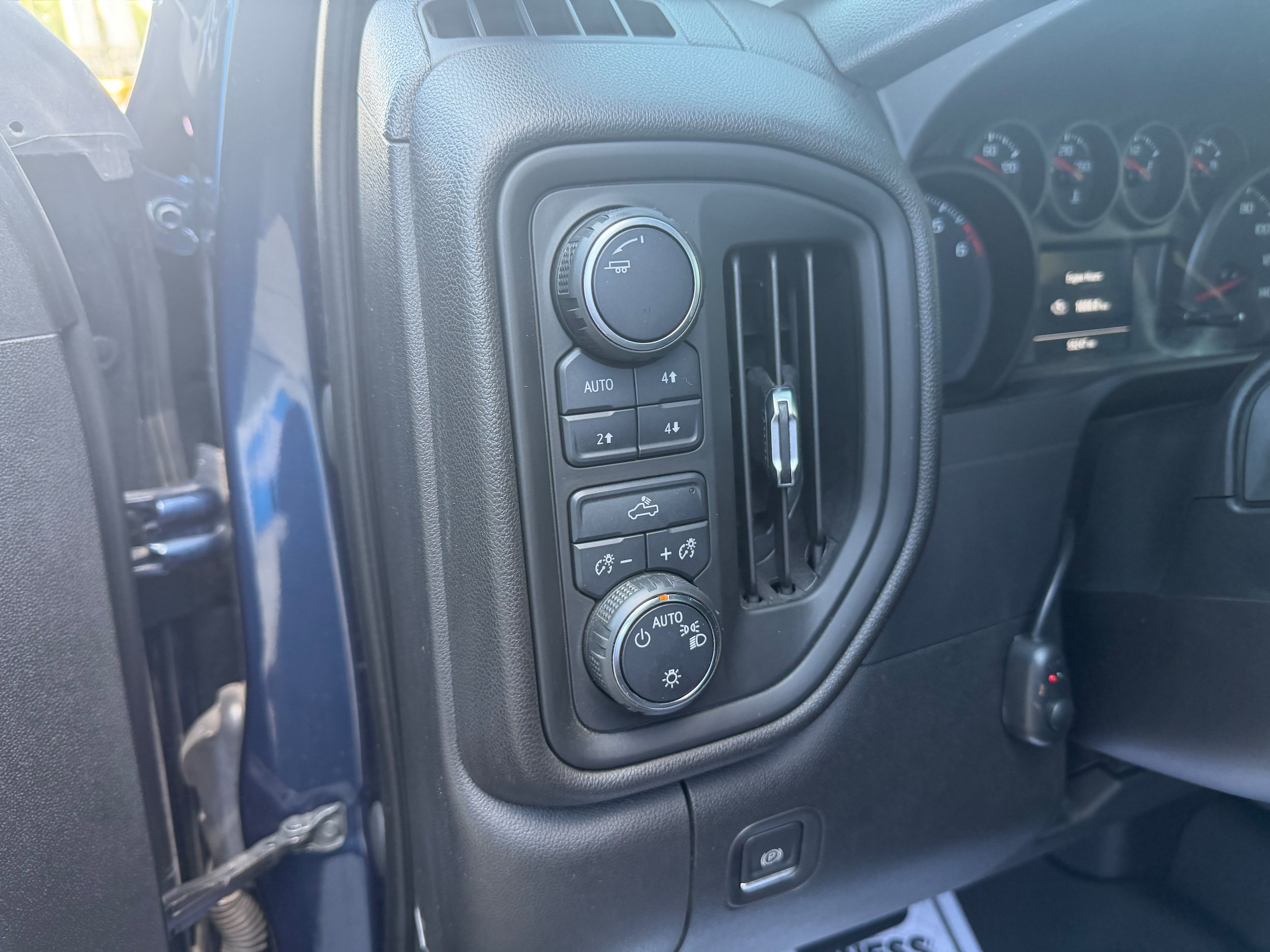 Used 2021 Chevrolet Silverado 1500 Custom Trail Boss AWD/4WD image 13
