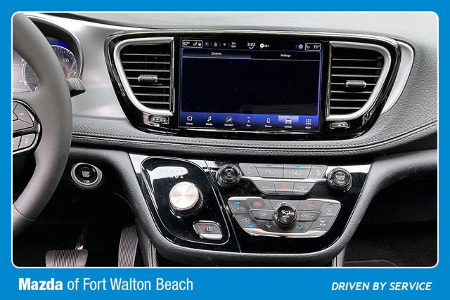Used 2025 Chrysler Pacifica Limited image 9