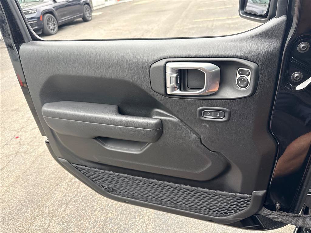 Used 2023 Jeep Gladiator Rubicon w/ Cold Weather Group AWD/4WD image 23